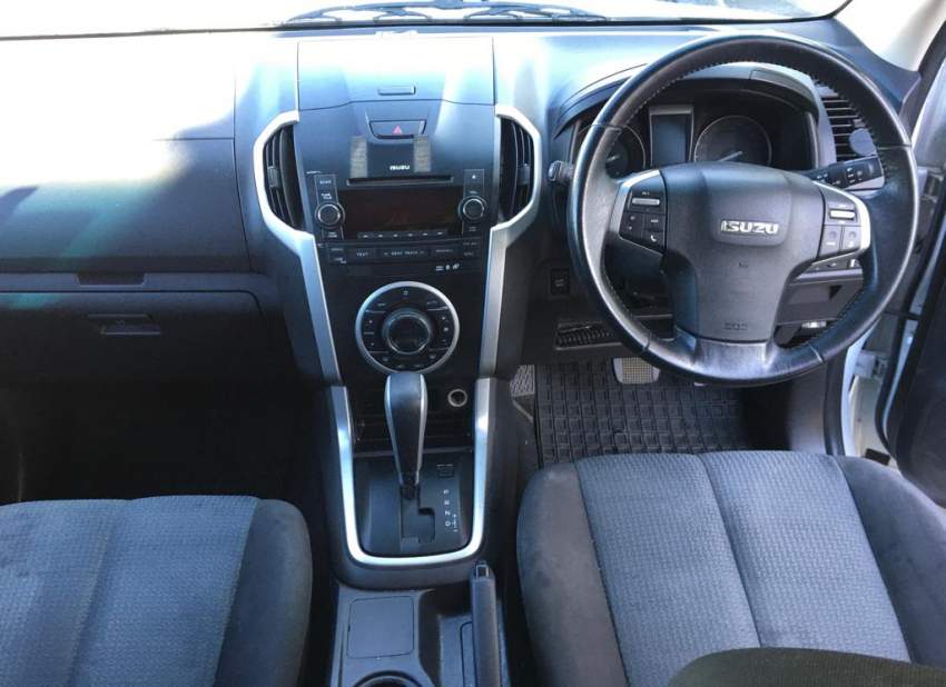 2014 ISUZU D-Max 4x2 Diesel Automatic 47000km - 1 - Pickup trucks (4x4 & 4x2)  on Aster Vender