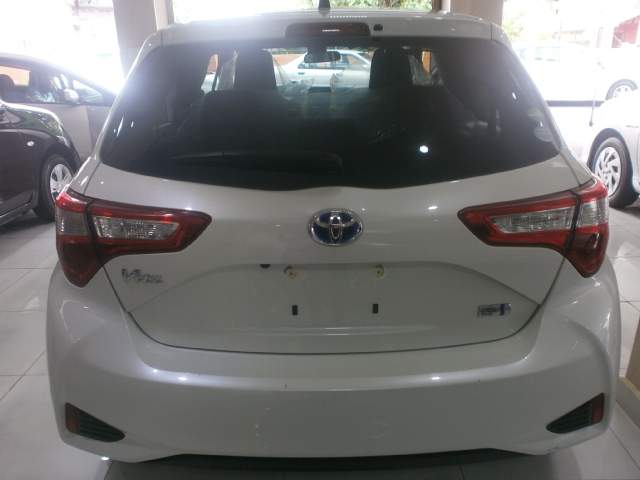 Toyota Vitz Hybrid  - 6 - Family Cars  on Aster Vender