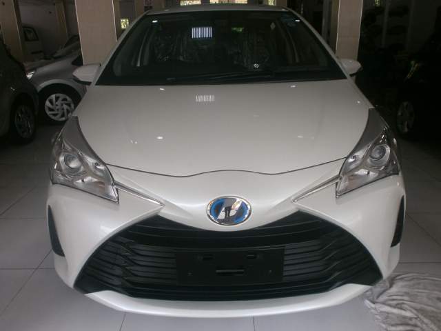 Toyota vitz Hybrid on Aster Vender