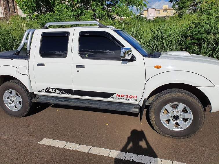 NISSAN NP300 4X4 YEAR  2018 - 1 - Pickup trucks (4x4 & 4x2)  on Aster Vender